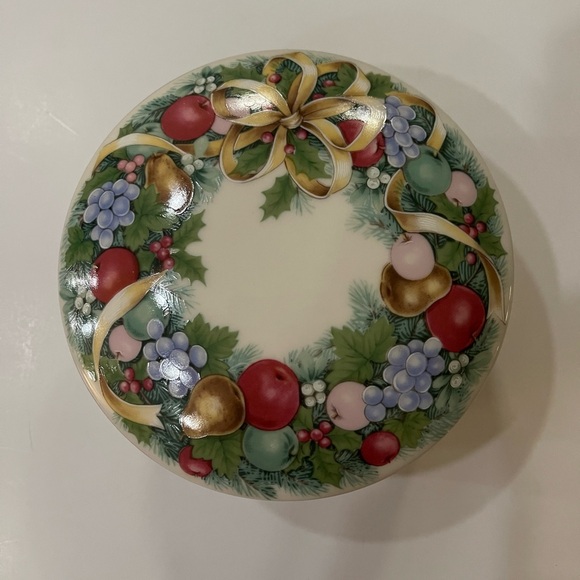 Mikasa Maxima Lidded Christmas Magic Covered, Trinket or Jewelry Box - Picture 1 of 6